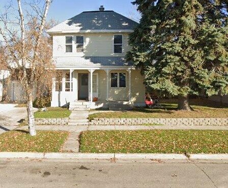 117 4th St W in Thief River Falls, MN - Foto de edificio