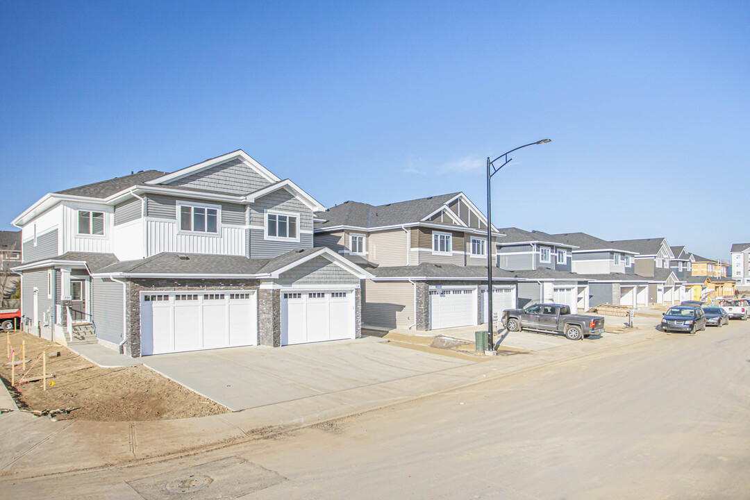 3126 Magpie Way NE in Edmonton, AB - Building Photo