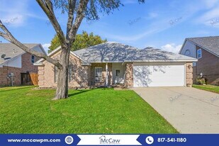 309 Canterbury Dr in Saginaw, TX - Building Photo