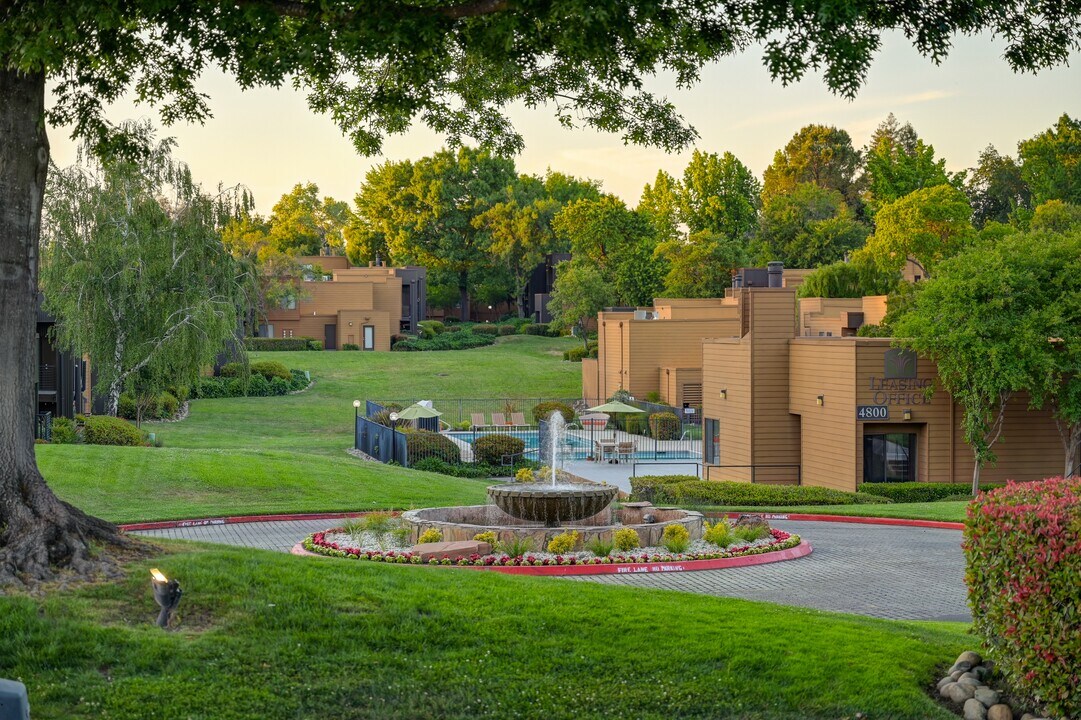 Fountains of Fair Oaks in Fair Oaks, CA - Foto de edificio