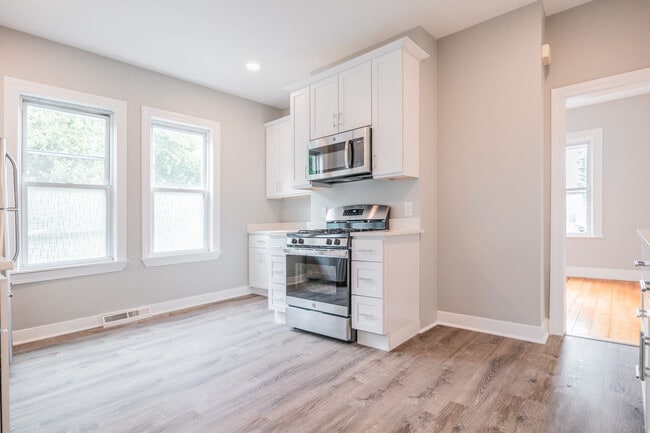 16 Rossmore Rd, Unit A in Boston, MA - Foto de edificio - Building Photo