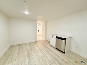 2204 W San Antonio St in New Braunfels, TX - Foto de edificio - Building Photo