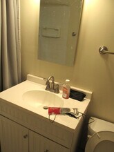 426 Middle Turnpike W in Manchester, CT - Building Photo - Building Photo