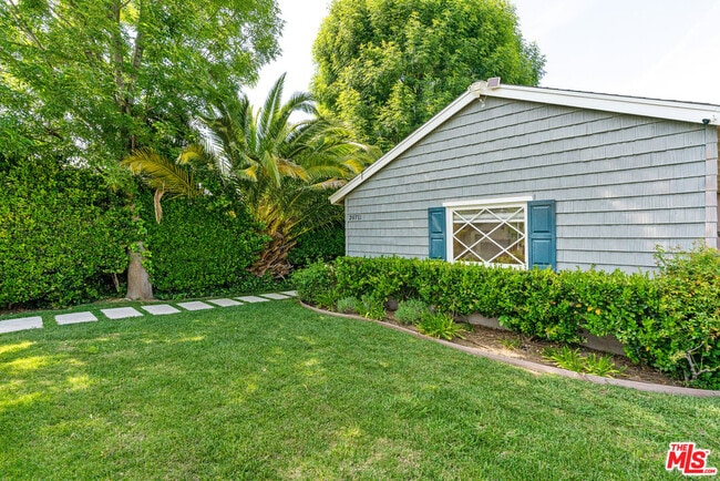 20711 Bassett St in Los Angeles, CA - Building Photo - Building Photo