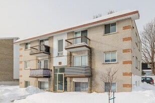 650 Laval Boul in Laval, QC - Building Photo