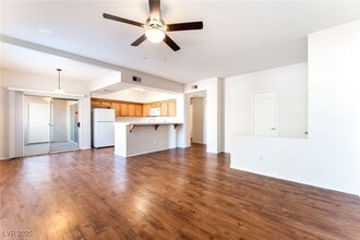 7717 Himalayas Ave in Las Vegas, NV - Foto de edificio - Building Photo