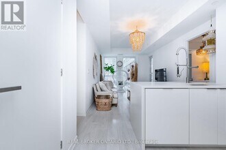 223-223 St Clair Ave W in Toronto, ON - Building Photo - Building Photo