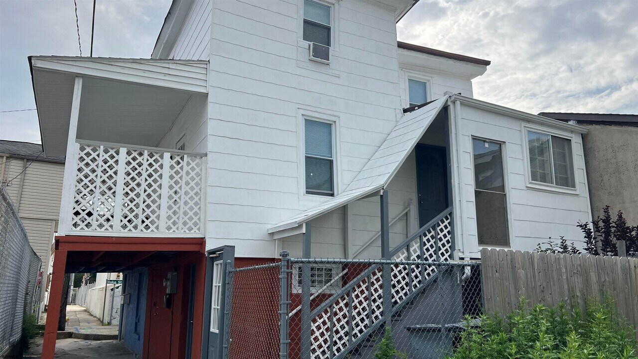 6 Siracusa Terrace in Atlantic City, NJ - Building Photo