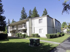 Rivercourt Apartments in Sacramento, CA - Building Photo