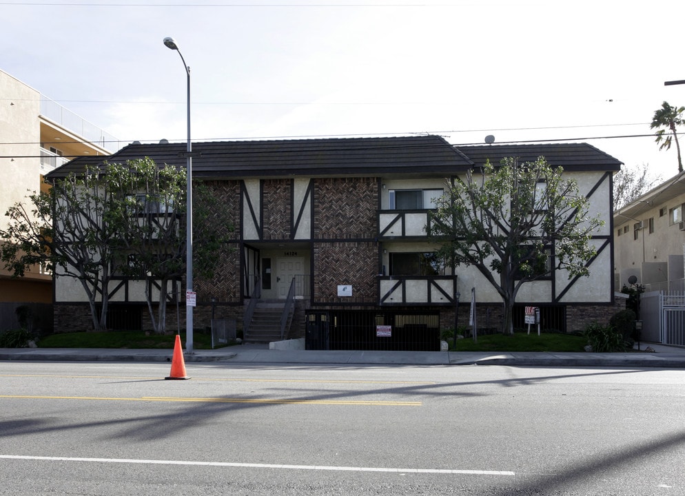 Burbank Garden Apartments in Sherman Oaks, CA - Building Photo