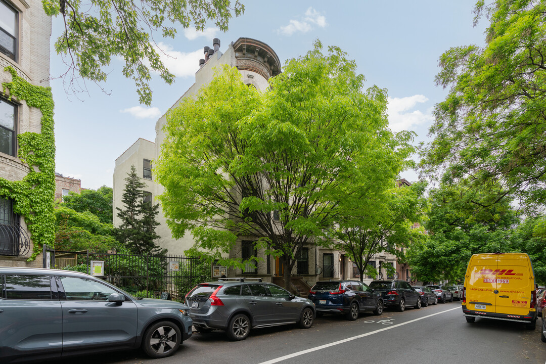 18 Lincoln Pl in Brooklyn, NY - Building Photo