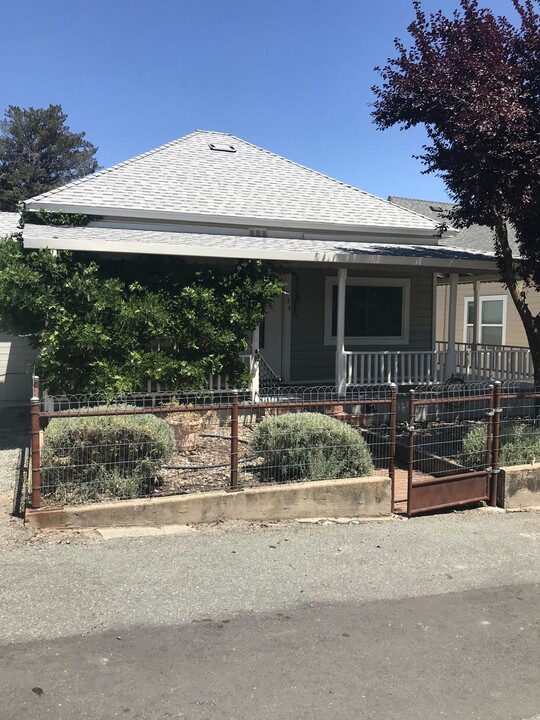 154 Center St in Jackson, CA - Building Photo