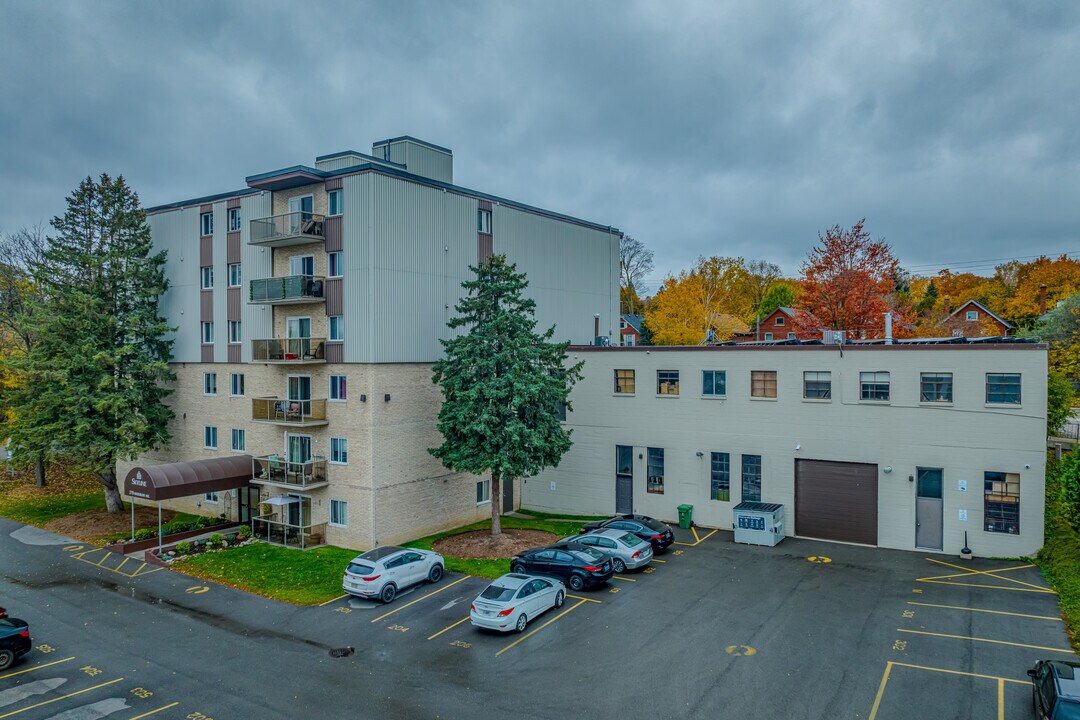 Waterloo Avenue Apartments in Guelph, ON - Building Photo