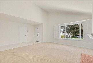 5641 Lynnbrook Plz in Yorba Linda, CA - Foto de edificio - Building Photo