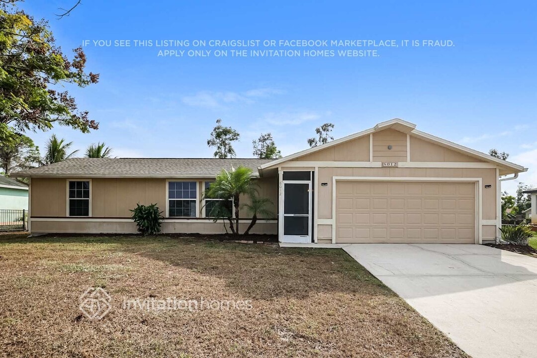 8012 Cypress Dr N in Ft. Myers, FL - Foto de edificio