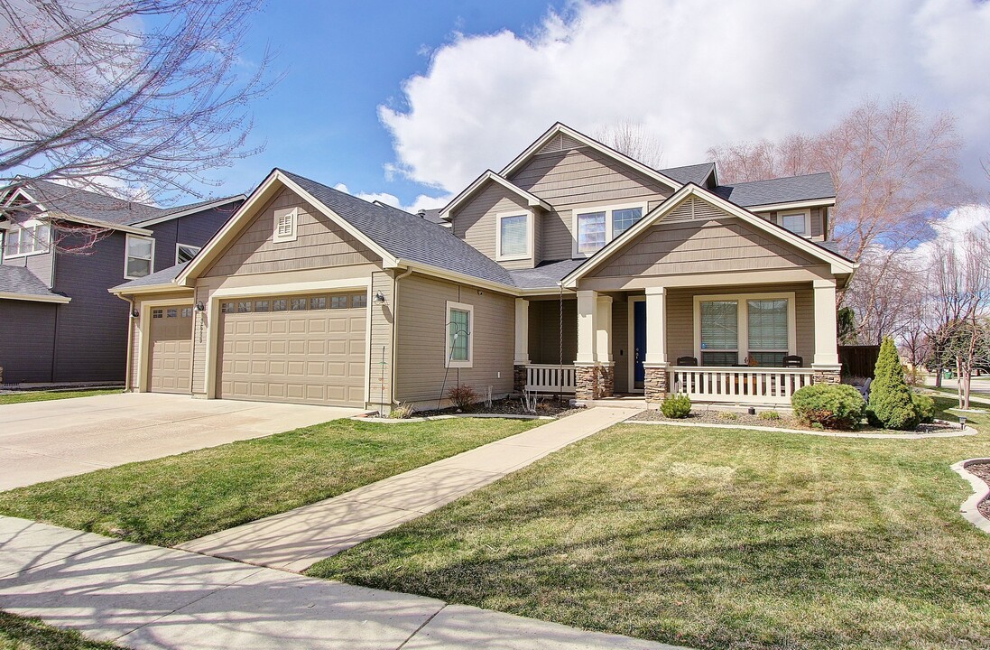 3689 N Colbourne Way in Meridian, ID - Building Photo
