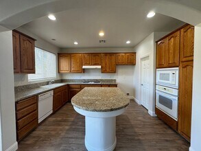 15004 Merlot Cellars Dr in Bakersfield, CA - Building Photo - Building Photo