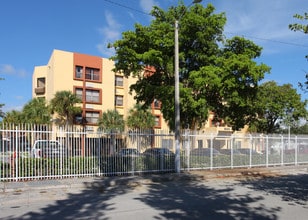 Wynwood Elderly in Miami, FL - Foto de edificio - Building Photo