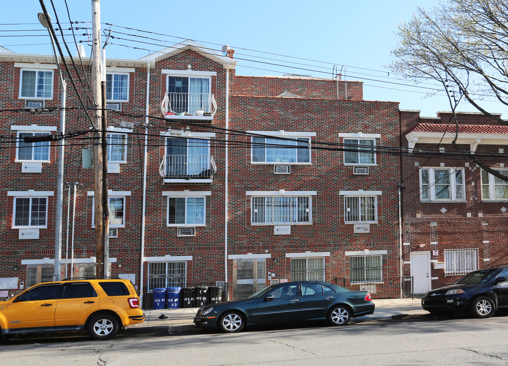 10251 Corona Ave in Corona, NY - Foto de edificio