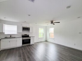 8122 Sterlingshire St in Houston, TX - Building Photo