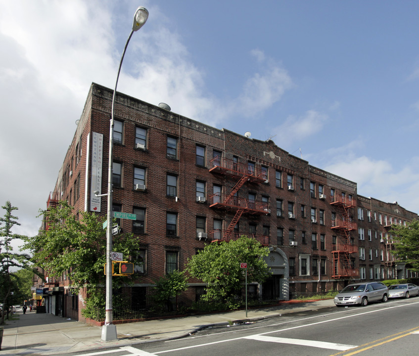 672 Empire Blvd in Brooklyn, NY - Building Photo