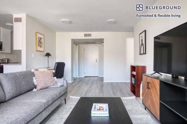 616 N Sweetzer Ave in Los Angeles, CA - Building Photo - Building Photo