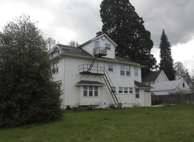 1806 Elm St in Forest Grove, OR - Foto de edificio - Building Photo