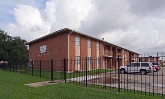 King Friedrich Apartments in Gretna, LA - Building Photo
