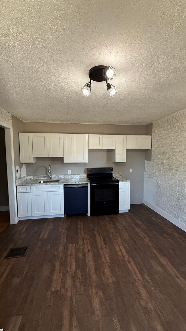 24 Knighton St in Manchester, CT - Building Photo - Building Photo