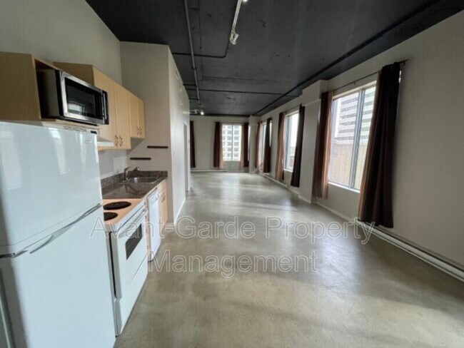 10024 Jasper Ave in Edmonton, AB - Building Photo - Building Photo