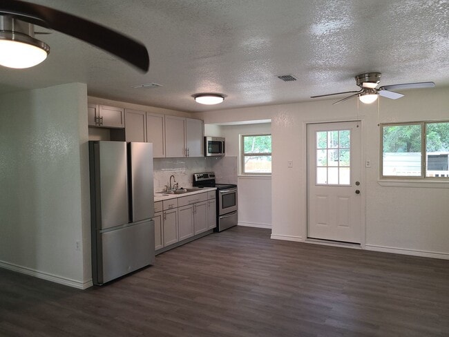4406 Desert View Dr in San Antonio, TX - Building Photo - Building Photo