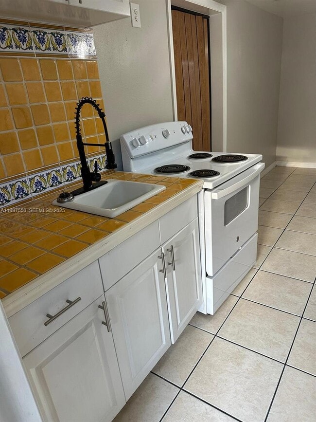 3407 N Avenida Republica de Cuba in Tampa, FL - Building Photo - Building Photo