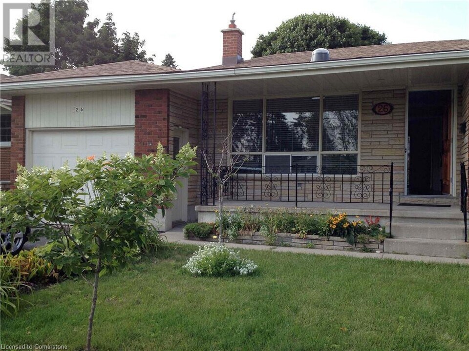 26 Wiltshire Dr in Brantford, ON - Building Photo