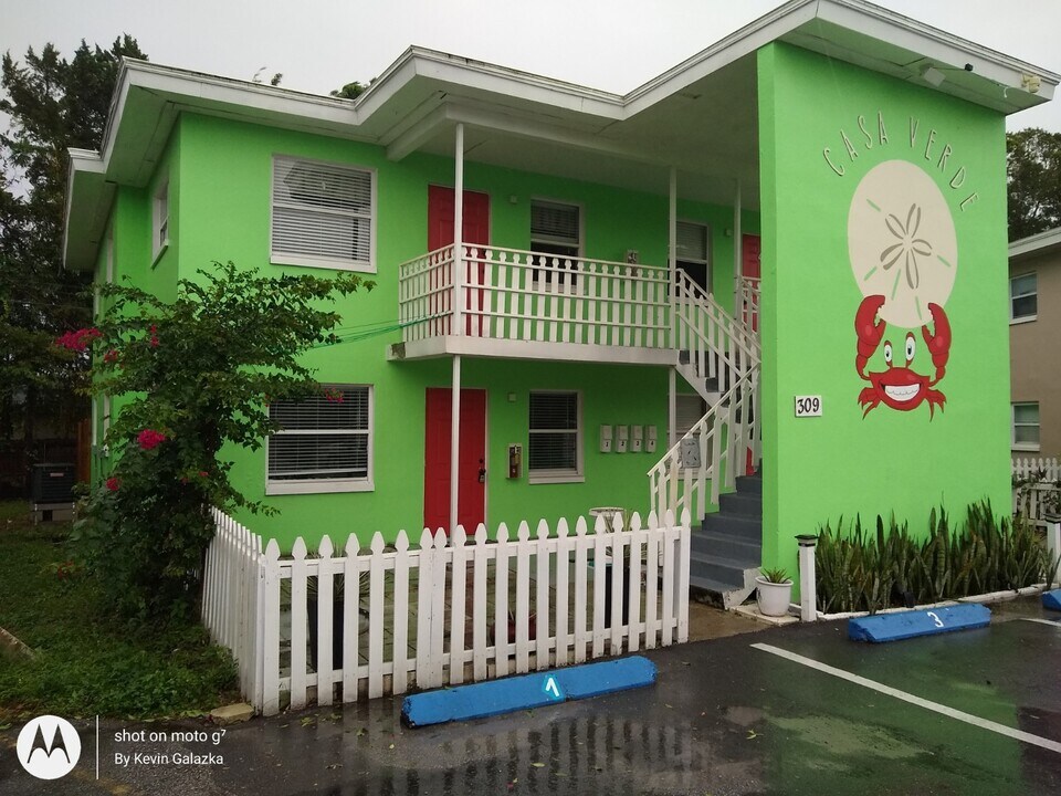 309 Avanda Ct in Clearwater, FL - Building Photo