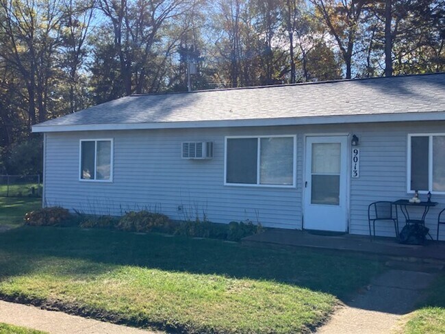 9013 Cedar Lake Rd in Pinckney, MI - Building Photo - Building Photo