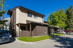 1726-1798 11 Av in Canmore, AB - Building Photo