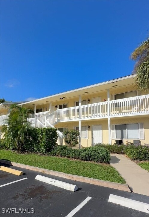 4629 Bayshore Dr in Naples, FL - Building Photo