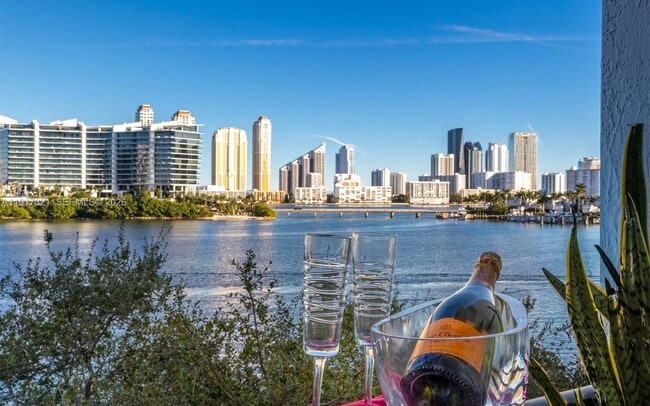 3255 NE 184th St in Aventura, FL - Foto de edificio - Building Photo