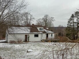 2 Maple Ln in New Fairfield, CT - Building Photo