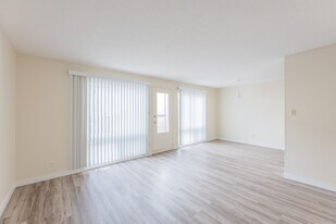South Ridge Townhomes in Edmonton, AB - Building Photo
