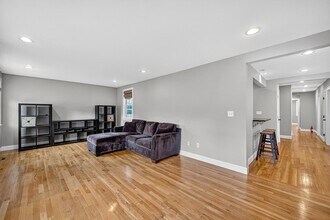 28 Webster St, Unit 1 in Medford, MA - Foto de edificio - Building Photo