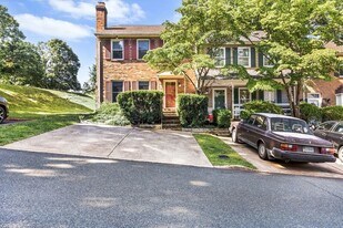 439 Wynridge Dr in Charlottesville, VA - Building Photo