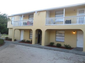 3950 Lora St in Ft. Myers, FL - Foto de edificio - Building Photo