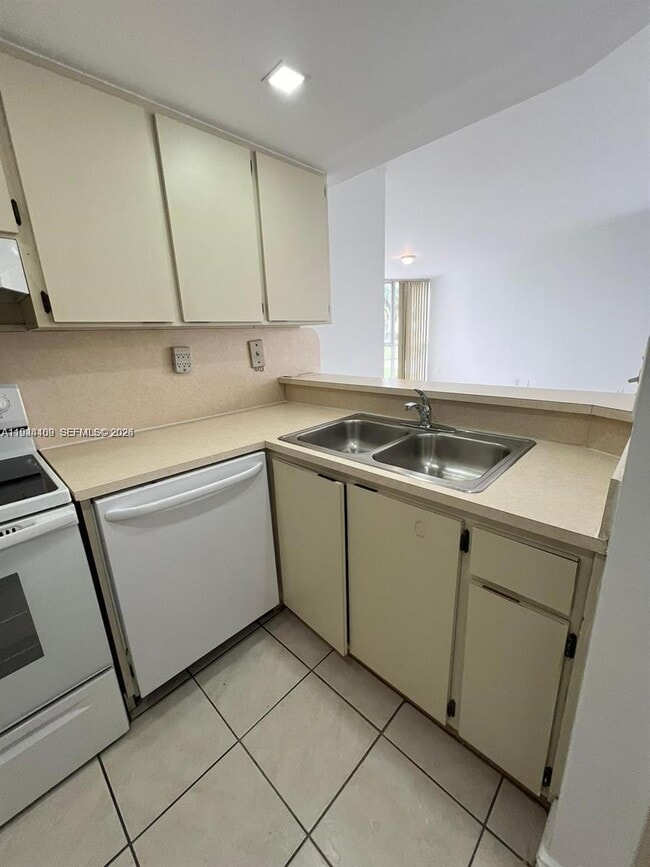 7035 NW 186th St in Hialeah, FL - Building Photo - Building Photo