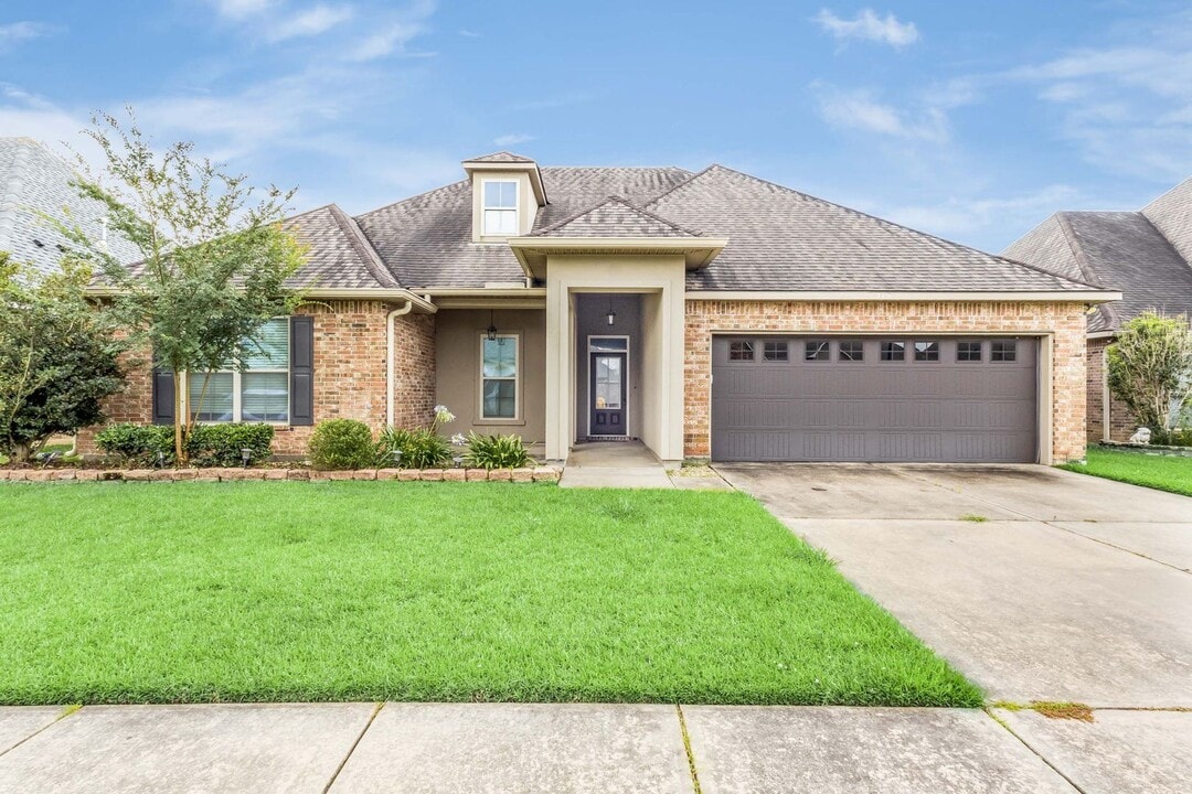 115 Woodhaven Rd in Youngsville, LA - Building Photo