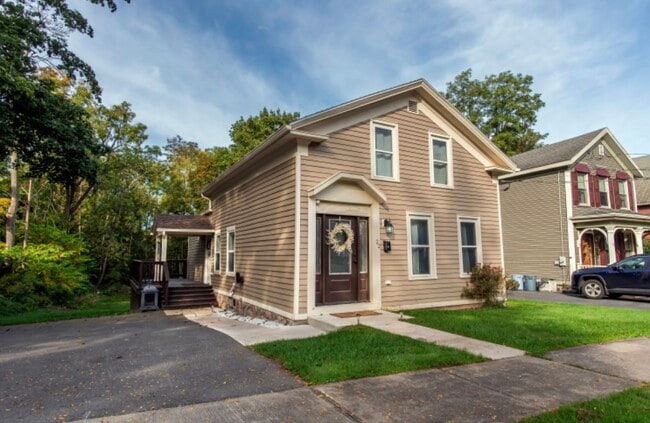 22 Mulberry St in Clinton, NY - Building Photo - Building Photo