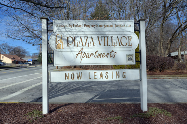 Plaza Village in Woonsocket, RI - Foto de edificio - Building Photo