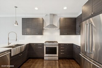 3047 N Oakley Ave, Unit #401 in Chicago, IL - Building Photo - Building Photo