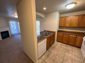 225 NW Greenwood Ave in Redmond, OR - Building Photo - Building Photo