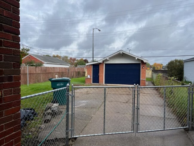 1380 Riverbank St in Lincoln Park, MI - Building Photo - Building Photo